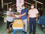 มอบสบู่ให้กับประธานตลาดสดเทศบาลตำบลหัวไทรเพื่อให้ประชาชนที่ม