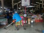 เช็ดถู และทำความสะอาด บริเวณตลาดสดเทศบาลตำบลหัวไทร เพื่อป้อง