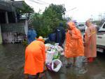 นำแจกกระสอบทรายให้กับประชาชน บริเวณ หมู่ที่ 3 และ หมู่ที่ 7