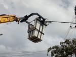 ซ่อมแซมและเปลี่ยนหลอดไฟฟ้าบริเวณสี่แยกบ้านหน้าศาล
